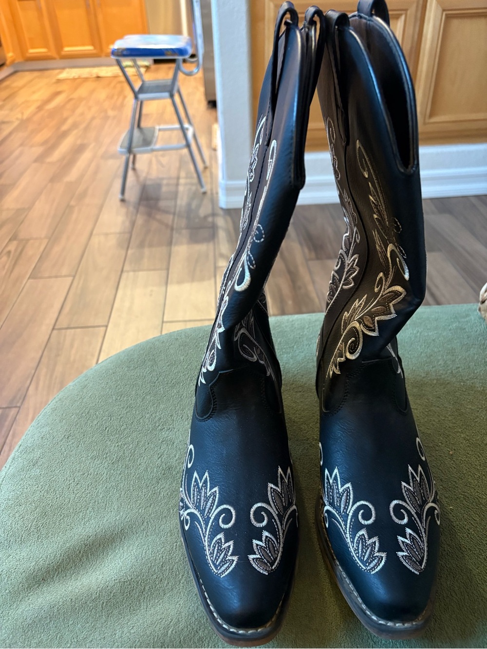Black Embroidered Western Boots - Women's Fashion Cowboy Boots. Dream Pairs!